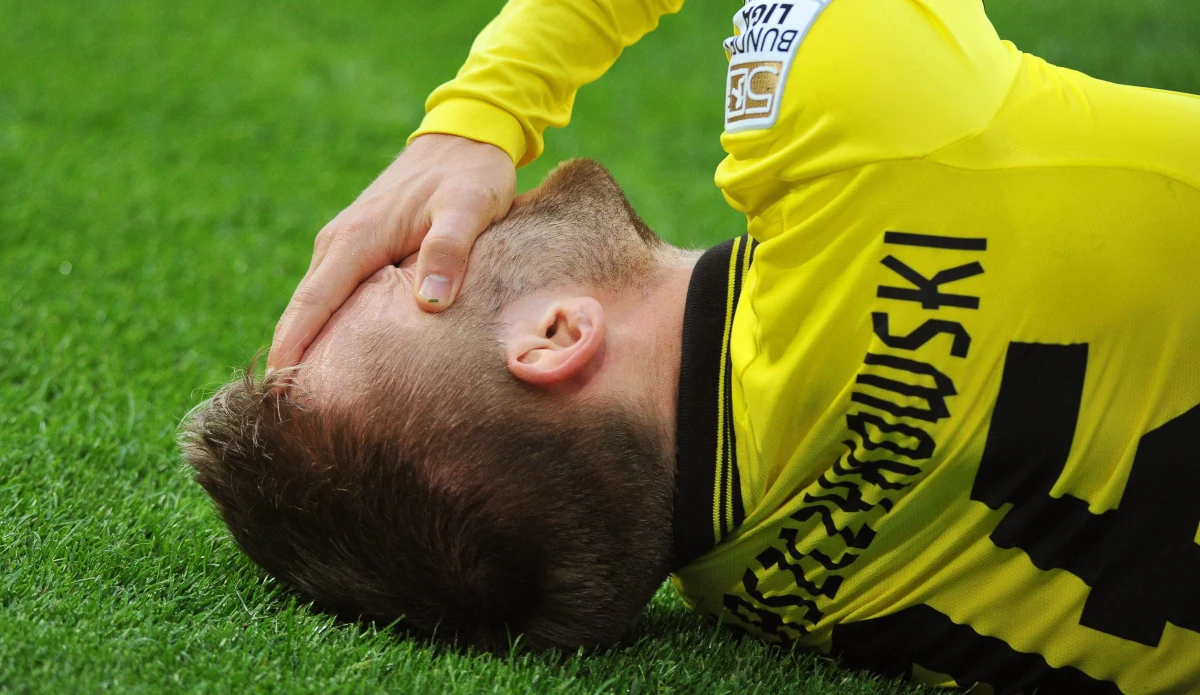 Kuba Błaszczykowski swoją grę w meczu z Hannoverem 96 zakończył już w 39. min, gdy przy próbie dośrodkowania poczuł nagły ból w stawie skokowym. "Pierwsze diagnozy wskazują na cztery do sześciu tygodni przerwy" – mówi podłamany. Jego występ w spotkaniu z Anglią jest wykluczony.