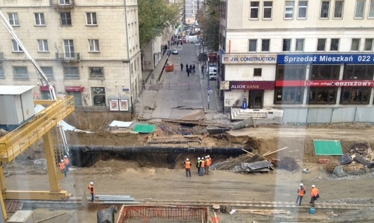 Do budynku mieszkalnego, ewakuowanego po osunięciu gruntu, wróciły kolejne trzy osoby. W budynku na rogu ulic Świętokrzyskiej i Szkolnej wciąż jednak nie podłączono centralnego ogrzewania i gazu. Problemy mieszkańców bloku związane są z osunięciem ziemi, do którego doszło w piątek na budowie drugiej nitki warszawskiego metra.