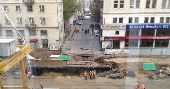 Do budynku mieszkalnego, ewakuowanego po osunięciu gruntu, wróciły kolejne trzy osoby. W budynku na rogu ulic Świętokrzyskiej i Szkolnej wciąż jednak nie podłączono centralnego ogrzewania i gazu. Problemy mieszkańców bloku związane są z osunięciem ziemi, do którego doszło w piątek na budowie drugiej nitki warszawskiego metra.