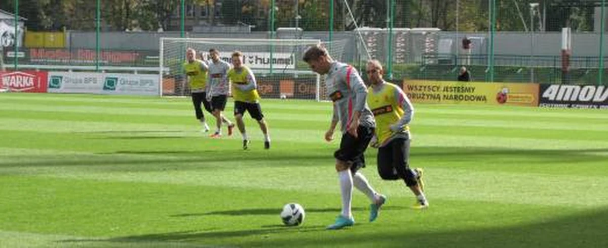 Szykująca się do meczów z RPA i Anglią reprezentacja Polski trenuje już w komplecie w Warszawie. Indywidualnie wciąż ćwiczą Przemysław Tytoń i Paweł Wszołek, którzy borykają się z kontuzjami. Niestety maleją szanse tego drugiego na występ w piątkowym towarzyskim spotkaniu z RPA.
