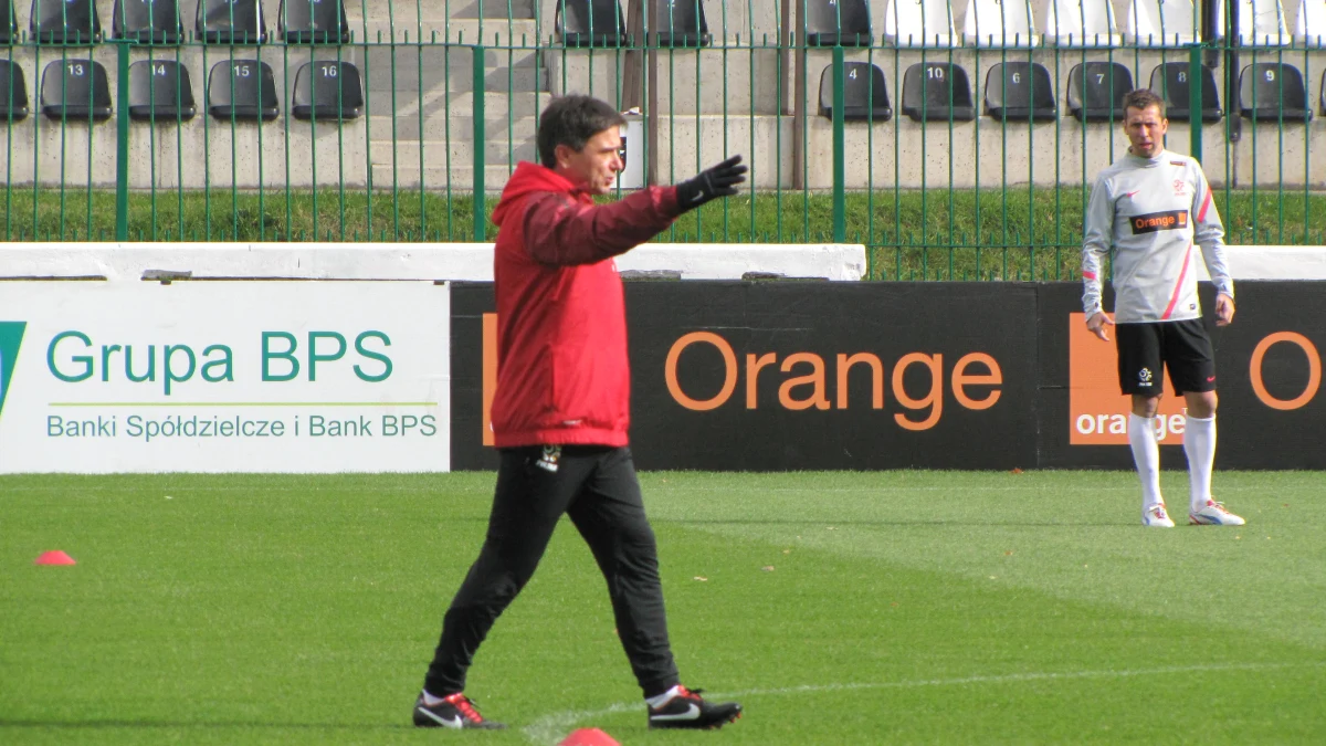 Pozycja Polski w rankingu FIFA pozostaje bez zmian - nasi piłkarze wciąż plasują się na 54. miejscu. Za to najbliższy rywal biało-czerwonych - reprezentacja Urugwaju - spadła o cztery pozycje i zajmuje 11. miejsce. Podopieczni trenera Waldemara Fornalika zmierzą się z tym zespołem 14 listopada w Gdańsku.