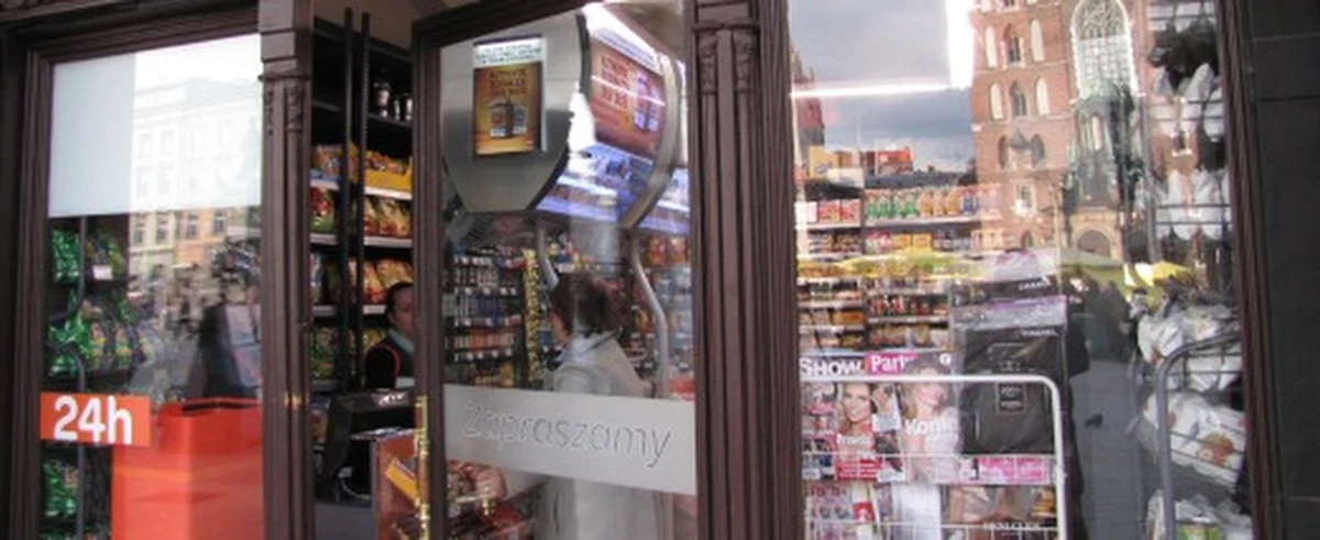 Sklep należący do popularnej sieci supermarketów został otwarty w krakowskich Sukiennicach. Władze miasta, mądre po szkodzie, nie wykluczają rozwiązania umowy.