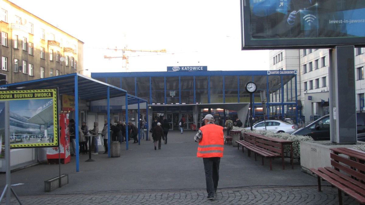 Fatalna sytuacja finansowa Przewozów Regionalnych na Śląsku może doprowadzić do upadku tej kolejowej spółki w całym kraju. Przewoźnik nie wypłacił pensji pracownikom w regionie, bo nie ma pieniędzy. Jego kłopoty finansowe wzięły się m.in. stąd, że wciąż nie dostał od marszałka województwa około 15 milionów złotych. 