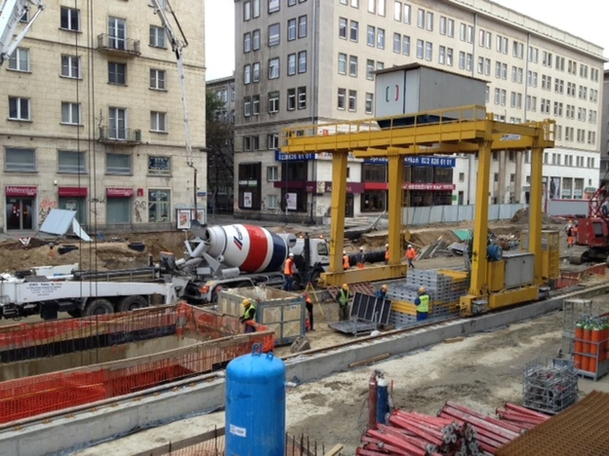 Do domów mogą wrócić kolejni mieszkańcy budynku przy ulicy Świętokrzyskiej w Warszawie. To lokatorzy dwóch z trzech klatek bloku ewakuowanego po osunięciu gruntu. Do tej pory, po katastrofie na budowie metra do swoich pomieszczeń mogli wrócić pracownicy biurowca i mieszkańcy jednej z klatek budynku.