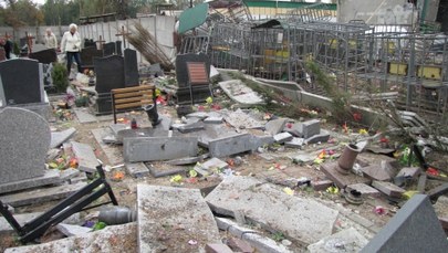 Zrujnowane nagrobki na gliwickim cmentarzu. "Wygląda, jakby bomba uderzyła"
