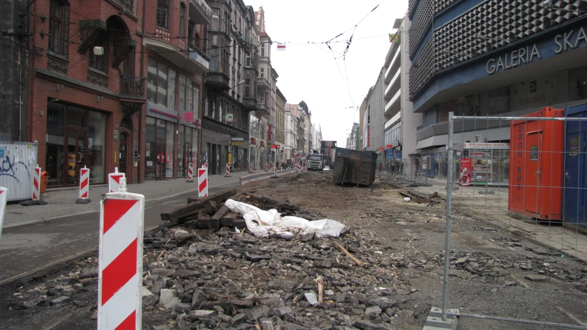 Jedna z najdroższych ulic w Polsce będzie pięknym deptakiem. Ale żeby mogło być lepiej, najpierw musi  być gorzej. Ruszył remont katowickiej ulicy 3 Maja, który wiąże się z dużymi utrudnieniami dla mieszkańców i właścicieli sklepów. 