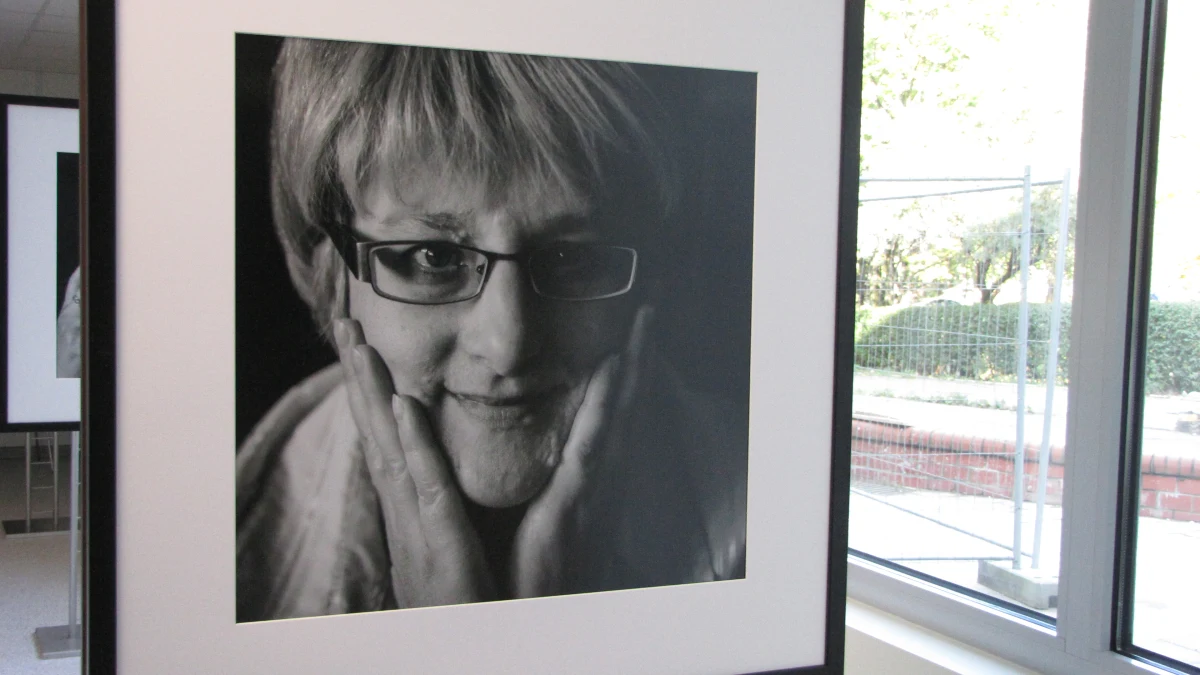 Niezwykłą wystawą lekarze i amazonki przypominają kobietom o konieczności profilaktycznych badań w Europejskim Dniu Walki z Rakiem Piersi. 13 kobiet, które stoczyły walkę z „bestią” pozowało do zdjęć znanemu śląskiemu fotografowi Tomaszowi Jodłowskiemu. Efekt ich pracy można oglądać w Szpitalu Klinicznym nr 5 przy ul. Ceglanej w Katowicach. 