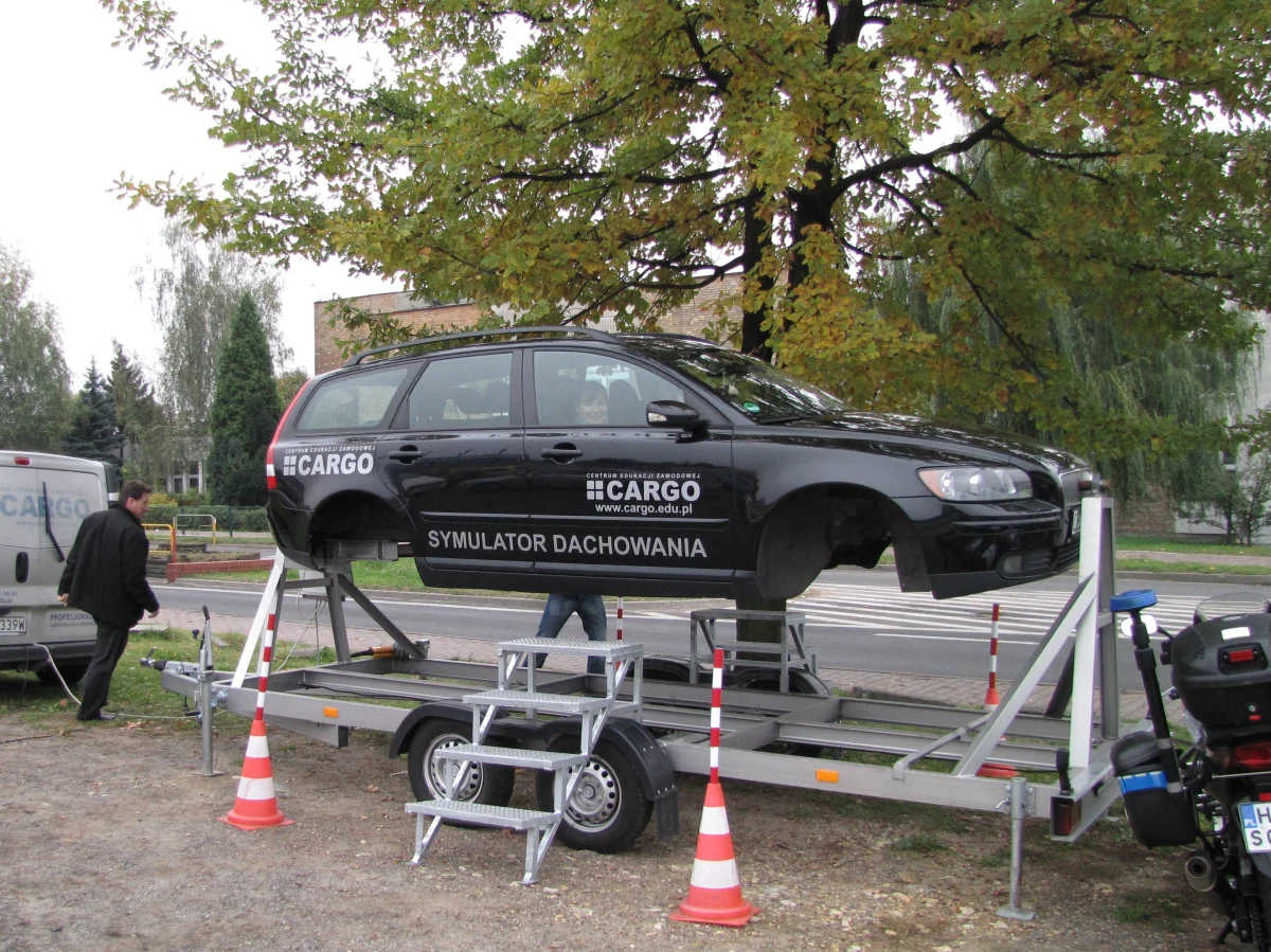 Zatrzymani w Sosnowcu kierowcy, którzy zapomnieli o zapięciu pasów bezpieczeństwa, zamiast 200 złotych mandatu i 2 punktów karnych, dostali możliwość wzięcia udziału w niezwykłym eksperymencie. Policjanci kierowali zapominalskich do symulatora dachowania, gdzie na własnej skórze mogli się przekonać, czym kończy się jazda bez pasów.