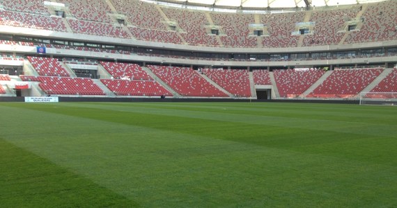 Dach nad Stadionem Narodowym podczas meczu Polska-Anglia będzie zamknięty. Taką decyzję podjęli organizatorzy spotkania. Wczoraj piłkarze nie wybiegli na murawę z powodu ulewy, która dosłownie zatopiła boisko. Dziś, jak stwierdziła specjalna komisja, jego stan jest już znacznie lepszy, choć trawa wciąż jest mocno nasiąknięta.