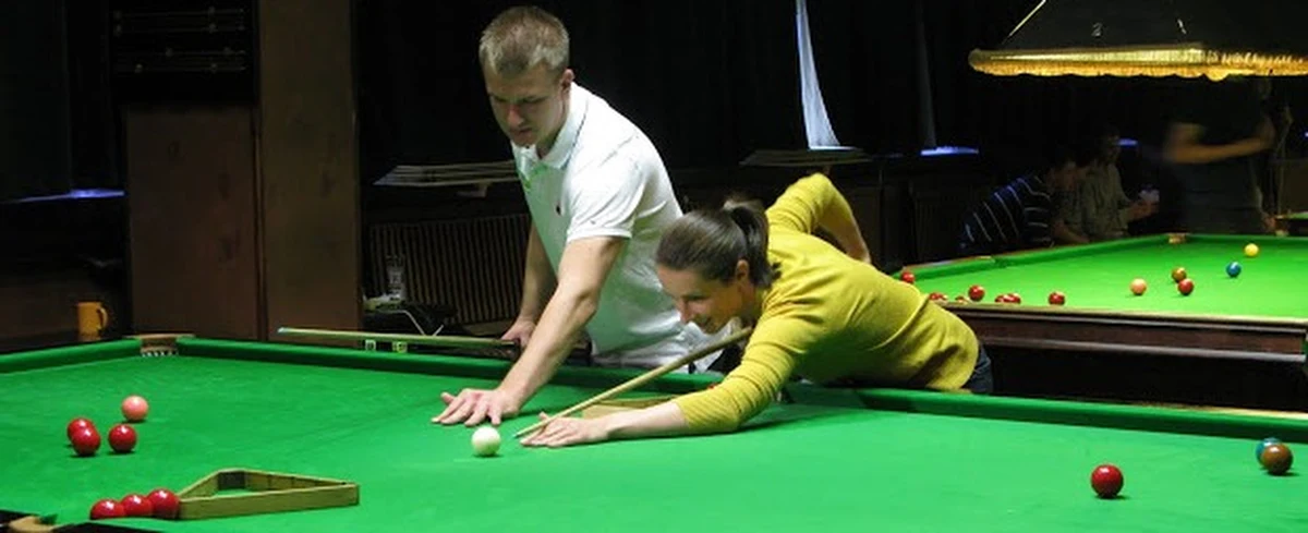 Sylwia Bogacka, srebrna medalistka z Igrzysk Olimpijskich w Londynie pomiędzy swoimi strzeleckimi treningami znalazła czas na poznanie tajników snookera. Swoimi umiejętnościami ma się pochwalić podczas pokazowego turnieju, który odbędzie się w listopadzie w Zielonej Górze. „To dla mnie coś nowego” – podkreśla. „Nie zabieram się zawodowo za snookera, bo musiałbym poświęcić na to tyle lat, ile poświęciłam na strzelectwo” – zastrzega. 