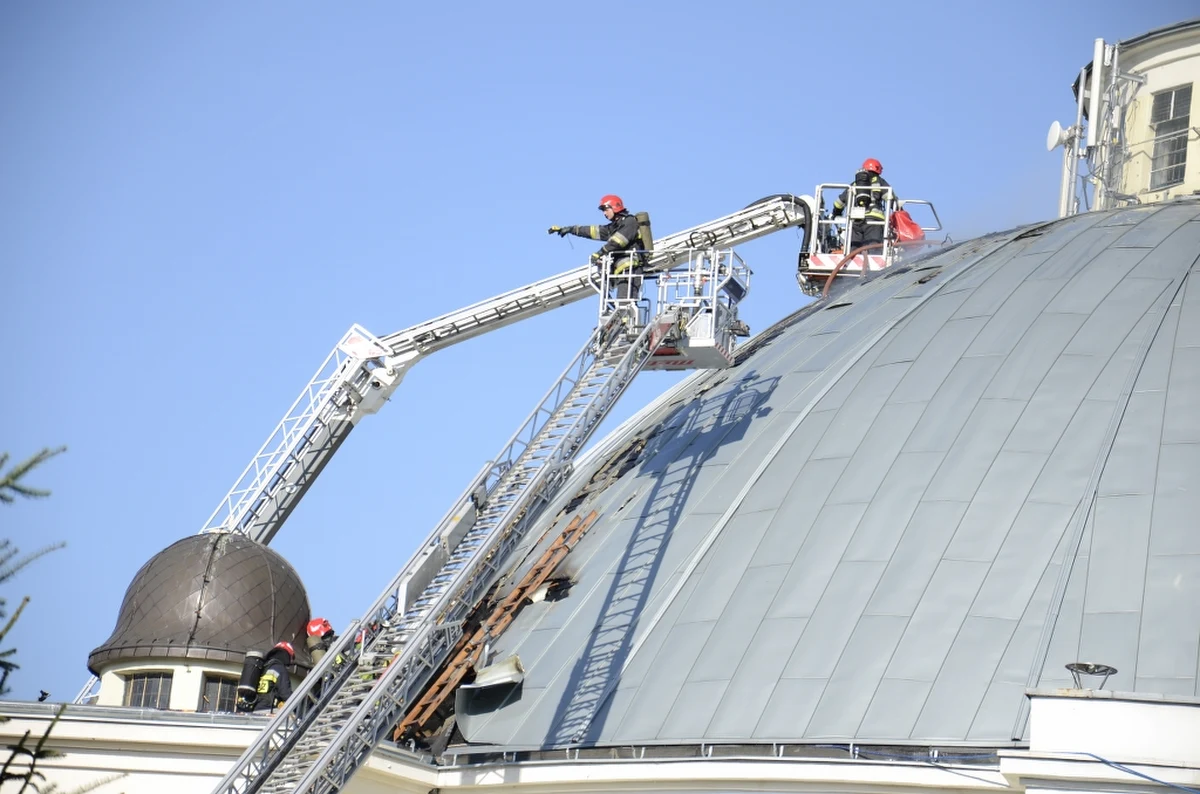 Ponad 30 jednostek straży pożarnej gasiło pożar dachu kościoła Chrystusa Króla w Toruniu. Płomienie strawiły część drewnianych elementów konstrukcyjnych i ocieplenia kopuły świątyni. Jak ustalił reporter RMF FM, ogień zaprószyli pracownicy firmy prowadzącej prace remontowe.