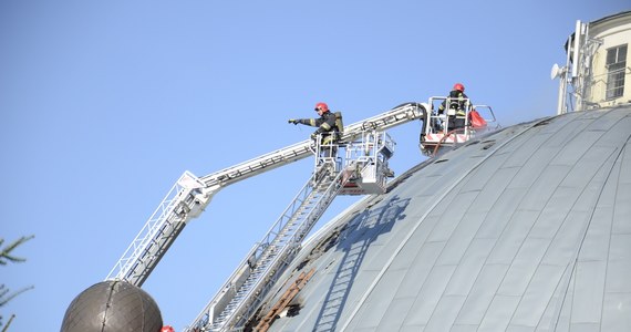 Ponad 30 jednostek straży pożarnej gasiło pożar dachu kościoła Chrystusa Króla w Toruniu. Płomienie strawiły część drewnianych elementów konstrukcyjnych i ocieplenia kopuły świątyni. Jak ustalił reporter RMF FM, ogień zaprószyli pracownicy firmy prowadzącej prace remontowe.