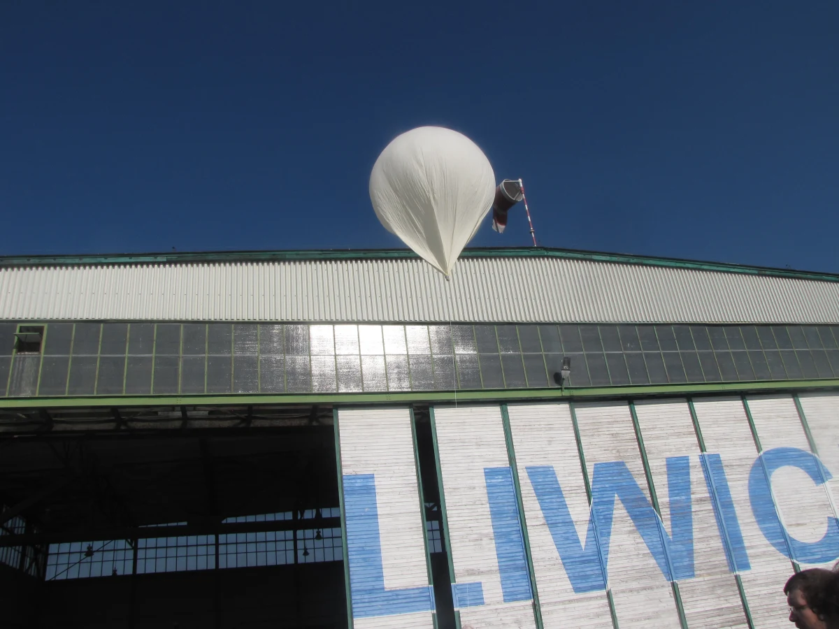 Z gliwickiego lotniska wystartował dziś stratosferyczny balon. W przestworza wysłali go miłośnicy krótkofalówkarstwa. Liczyli, że poleci na wysokość ponad 37 kilometrów, ostatecznie wzniósł się o 4 kilometry niżej. Sygnał z przymocowanego do niego nadajnika dotarł aż do Kanady.