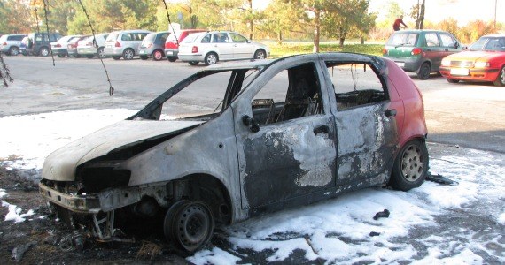 Trzy samochody doszczętnie spłonęły, a sześć kolejnych zostało nadpalonych na wrocławskim Psim Polu. Uszkodzeniu uległy m.in. boki aut i bagażniki. W sprawie wszczęto śledztwo. Policja nie wyklucza, że doszło do podpalenia. 