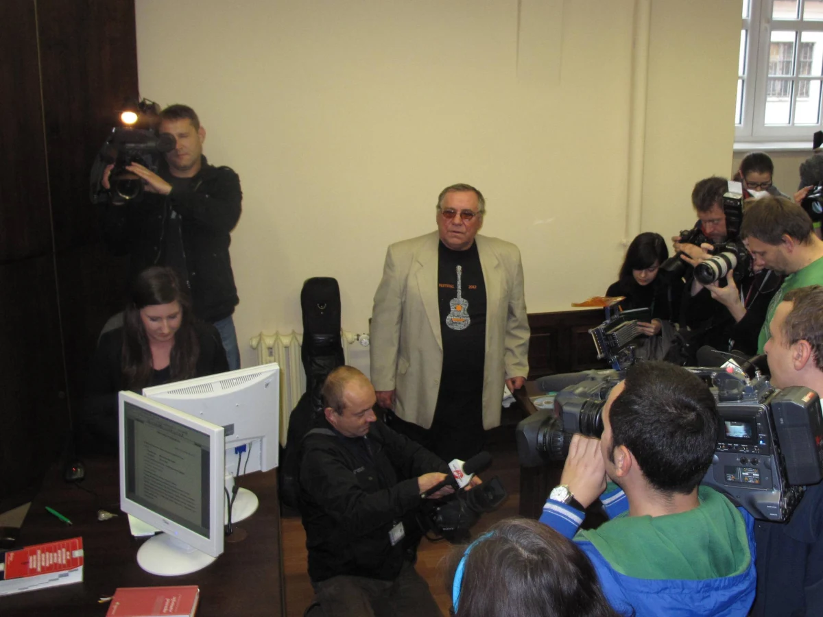 Poznański sąd uchylił mandat nałożony na ulicznego muzyka przez strażników miejskich. Według sędziego, funkcjonariusze byli nadgorliwi, zaś miejskie starówki to tradycyjne miejsce, gdzie występują artyści. Co innego sala sądowa... na zapowiadany występ w tym wnętrzu sędzia się nie zgodził, choć wcześniej twierdził, że chce sprawdzić umiejętności artysty.