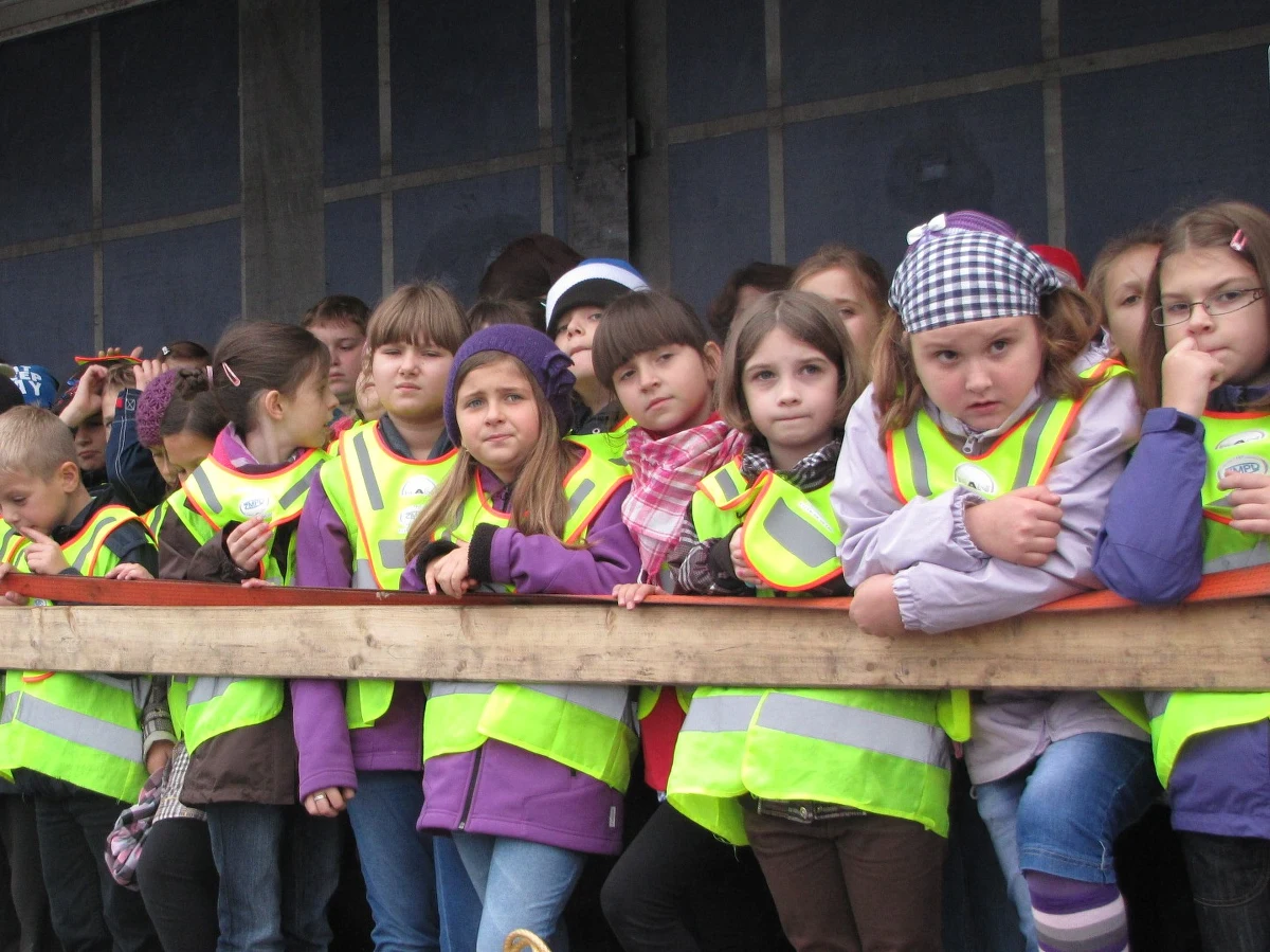 Ponad 300 uczniów niepołomickich szkół przekonało się dziś, jak niebezpieczne mogą być dla pieszych samochody ciężarowe. Na specjalnie przygotowanym palcu manewrowym dorośli pokazali im długą drogę hamowania tirów, a także to, jak mocny podmuch wiatru może wywołać przejeżdżająca ciężarówka.