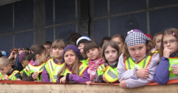 Ponad 300 uczniów niepołomickich szkół przekonało się dziś, jak niebezpieczne mogą być dla pieszych samochody ciężarowe. Na specjalnie przygotowanym palcu manewrowym dorośli pokazali im długą drogę hamowania tirów, a także to, jak mocny podmuch wiatru może wywołać przejeżdżająca ciężarówka.