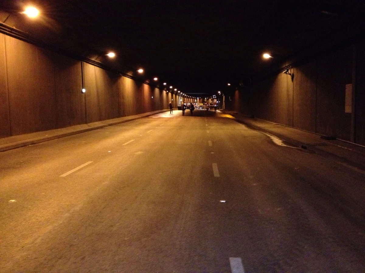 Warszawski ratusz nie wyklucza wystąpienia o odszkodowanie od wykonawcy za dwie awarie na budowie drugiej linii metra – ustalił nasz reporter Paweł Świąder. Wszystko zależy od ostatecznej opinii ekspertów dotyczącej winy za wypadki. Na razie w ich raportach pojawiły się sugestie, że wykonawca nie wszystko zrobił tak, jak powinien.  