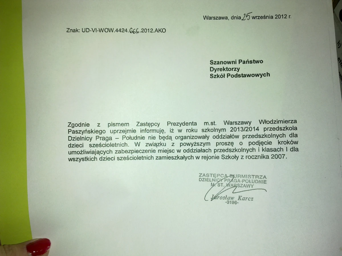 Stołeczne władze wprowadzają reformę dotyczącą sześciolatków od kuchni. Rok wcześniej, niż jej wdrożenie planuje rząd. Reporter RMF FM Piotr Glinkowski dotarł do dokumentu, zgodnie z którym dyrektorzy stołecznych szkół muszą już od września przyszłego roku zabezpieczyć miejsca dla sześciolatków. Burmistrzowie dzielnic dostali z kolei polecenie, by nie przyjmować sześciolatków do przedszkoli.