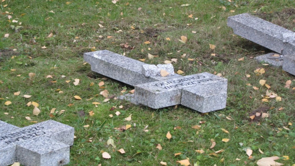 Grupa wandali zbezcześciła Kwaterę Pionierów w Szczecinie. Chuligani przewrócili łącznie 57 krzyży. Część z nich jest poważnie zniszczona. Sprawców było co najmniej dwóch – prawdopodobnie pili alkohol.