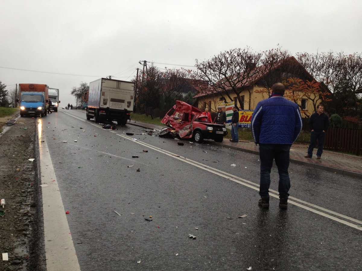 Tragiczny wypadek na trasie numer 52 z Krakowa do Bielska-Białej. W Izdebniku zderzył się samochód osobowy z ciężarówką. Zginęły trzy osoby. Wszyscy to pasażerowie osobówki. Na Gorącą Linię RMF FM otrzymaliśmy zdjęcia z miejsca zdarzenia. 