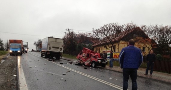 Tragiczny wypadek na trasie numer 52 z Krakowa do Bielska-Białej. W Izdebniku zderzył się samochód osobowy z ciężarówką. Zginęły trzy osoby. Wszyscy to pasażerowie osobówki. Na Gorącą Linię RMF FM otrzymaliśmy zdjęcia z miejsca zdarzenia. 