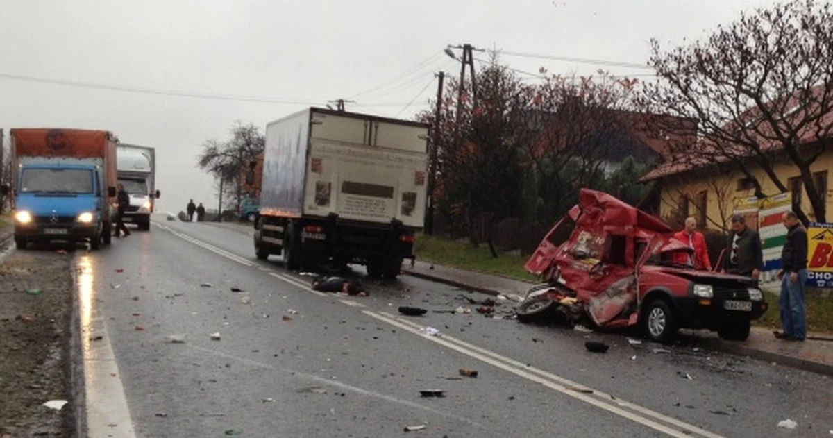 Padający śnieg, marznący deszcz i temperatura bliska zera sprawiają, że na drogach całej Polski panują bardzo trudne warunki. Lawinowo rośnie liczba stłuczek i wypadków. Niektóre z nich kończą się tragicznie, jak ten w małopolskim Izdebniku, gdzie po zderzeniu z ciężarówką zmarło 3 pasażerów osobówki. 