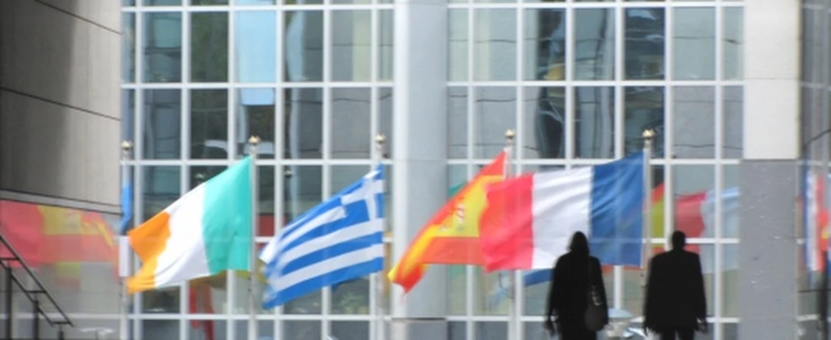 Prywatny minister, czyli Radosław Sikorski wysyła video z nagraniem swojego poparcia dla kampanii prowadzonej przez grupę eurodeputowanych na rzecz odebrania Francji siedziby Parlamentu Europejskiego w Strasburgu. Jedna siedziba europarlamentu to słuszny postulat, ale niesłychanie drażliwy dla Francji.