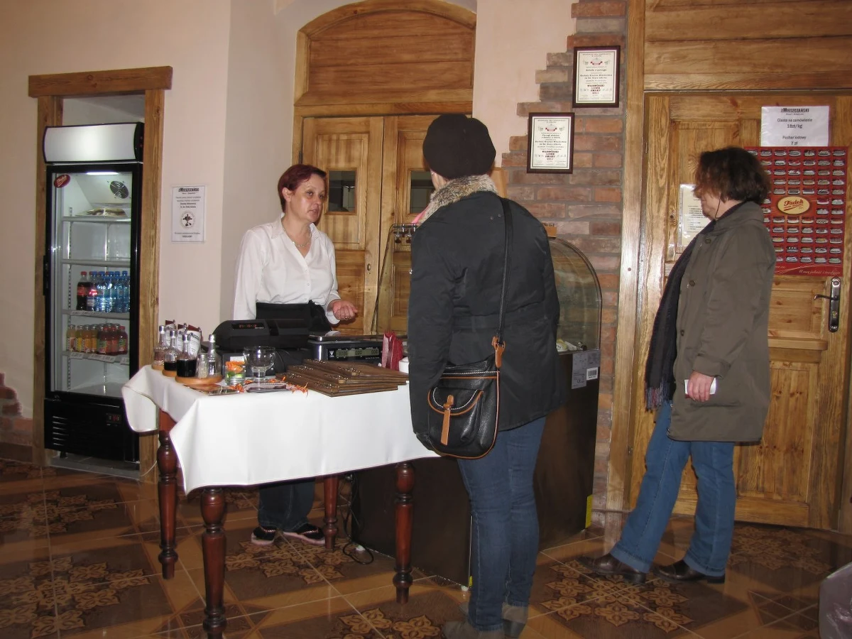 Lubelskie Bractwo Miłosierdzia imienia Brata Alberta uruchomiło w swojej siedzibie bar Mieszczański. Pracują w nim byli podopieczni bractwa. Zysk z funkcjonowania jadłodajni będzie przeznaczony na zakup składników darmowej zupy, którą codziennie dostaje ponad 300 potrzebujących.