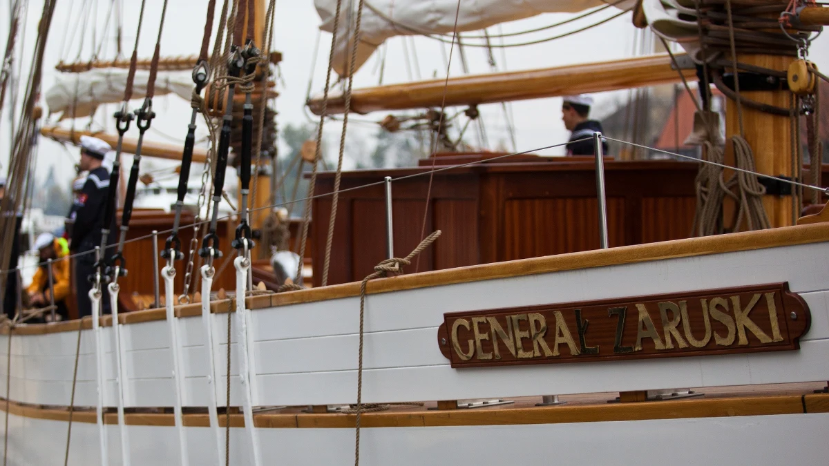Gdańsk ma własny okręt flagowy. To STS Generał Zaruski, którego wrak kupiono 4 lata temu. Banderę dla okrętu, który będzie odbywał rejsy szkoleniowe przekazał dziś prezydent Bronisław Komorowski. 