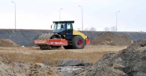 Tylko 16 spośród 100 wniosków podwykonawców autostrad A1 i A2 w Łódzkiem dotąd rozpatrzyła pozytywnie Generalna Dyrekcja Dróg Krajowych i Autostrad. Przedsiębiorcy zgłosili się do generalnej dyrekcji po wypłatę zaległych zobowiązań, bo główni wykonawcy nie płacili za wykonane prace małym firmom.