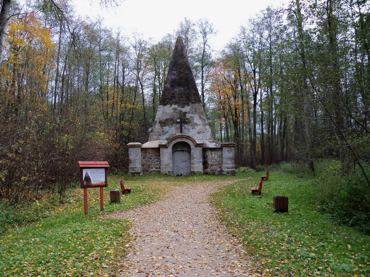 W małej wsi Rapa położonej na trasie Węgorzewo-Gołdap znajduje się wyjątkowy grobowiec rodzinny pruskiego rodu baronów von Fahrenheid. Wyjątkowy, ponieważ zaprojektowana przez rzeźbiarza Bertela Thorvaldsena budowla to... piramida!