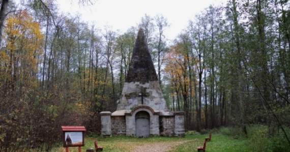 W małej wsi Rapa położonej na trasie Węgorzewo-Gołdap znajduje się wyjątkowy grobowiec rodzinny pruskiego rodu baronów von Fahrenheid. Wyjątkowy, ponieważ zaprojektowana przez rzeźbiarza Bertela Thorvaldsena budowla to... piramida!
