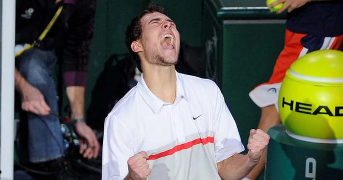 Jerzy Janowicz zagra w finale turnieju tenisowego w Paryżu. Polak, który do ATP Masters przedarł się przez kwalifikacje, pokonał w półfinale faworyta gospodarzy Gillesa Simona 6:4, 7:5. Tenisista miał 11 asów serwisowych, ani razu nie dał się przełamać. W niedzielę jego rywalem będzie Hiszpan David Ferrer.