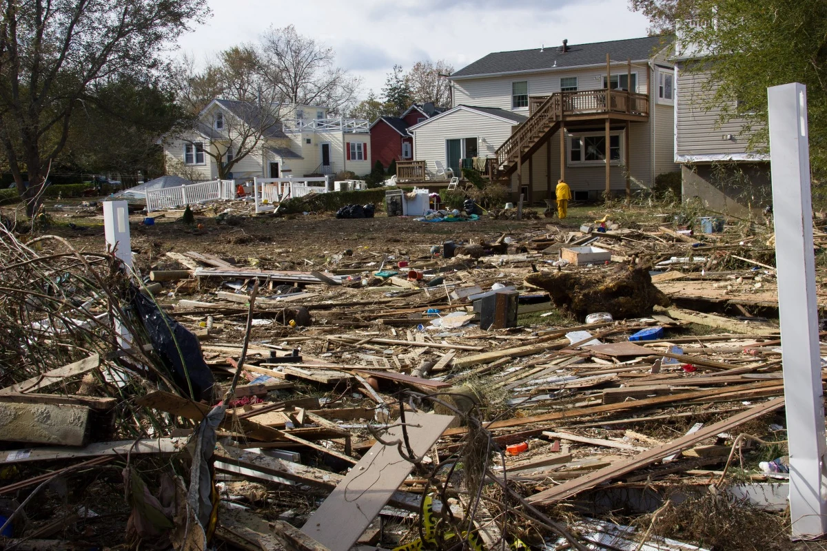 Po przejściu huraganu Sandy przez Nowy Jork i New Jersey władze USA szukają mieszkań dla ludzi ewakuowanych ze strefy zagrożenia." Naszym celem jest wyprowadzenie ludzi ze schronisk" - poinformowała szefowa departamentu bezpieczeństwa narodowego Janet Napolitano. Żywioł, który przetoczył się przez Wschodnie Wybrzeże USA, zabił co najmniej 106 osób. 