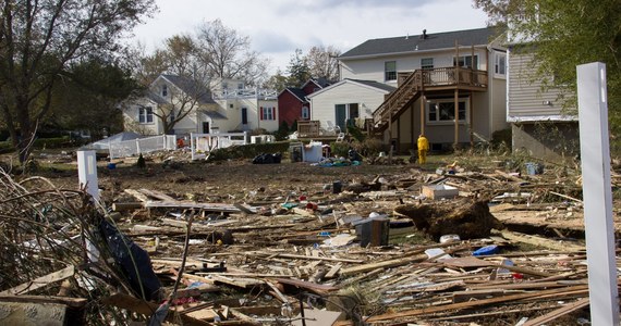 Po przejściu huraganu Sandy przez Nowy Jork i New Jersey władze USA szukają mieszkań dla ludzi ewakuowanych ze strefy zagrożenia." Naszym celem jest wyprowadzenie ludzi ze schronisk" - poinformowała szefowa departamentu bezpieczeństwa narodowego Janet Napolitano. Żywioł, który przetoczył się przez Wschodnie Wybrzeże USA, zabił co najmniej 106 osób. 