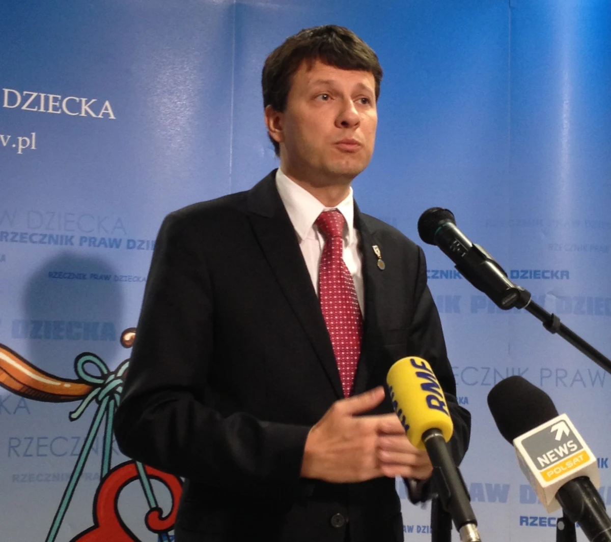 "Dzieci zbyt często ponoszą konsekwencje zaniechań bądź niewłaściwych działań dorosłych. Są często traktowane zbyt przedmiotowo, ich dobro jest przekładane na drugi plan" - mówi Rzecznik Praw Dziecka, odnosząc się do głośnych spraw matek z Pucka i Hipolitowa. "Należy głębiej pochylić się nad nadzorem kuratora sądowego i pomocą pracowników socjalnych. Sprawdzić, czy do końca i we właściwy sposób realizują swoje obowiązki" - podkreśla.