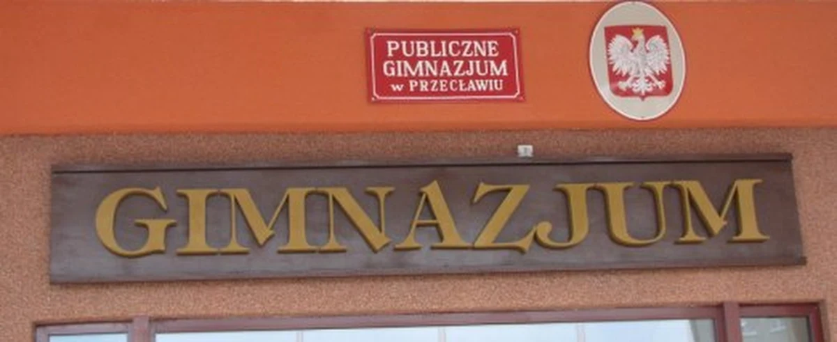 Uczniowie z Przecławia w województwie zachodniopomorskim przez kilka tygodni nie mieli swojej szkoły. Firma budowlana nie zdążyła z budową. Teraz w końcu będą uczyć się w prawdziwym gimnazjalnym pałacu.