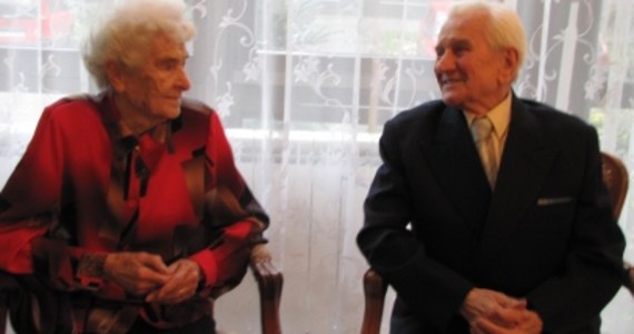 Takiej pary nie pamiętają nawet najstarsi, emerytowani już pracownicy Urzędu Stanu Cywilnego w Chorzowie. Pani Adelajda ma 89 lat, pan Alfons 93. Pobrali się 70 lat temu i obchodzą właśnie tzw. kamienne gody. 