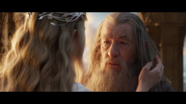 Peter Jackson powraca do Śródziemia! "Hobbit: Niezwykła podróż" to opowieść o wydarzeniach, które doprowadziły do odnalezienia Pierścienia. Bilbo Baggins wyrusza wraz z Gandalfem i kompanią krasnoludów na wyprawę, której celem jest pokonanie smoka Smauga i odebranie mu prastarej krasnoludzkiej siedziby, Samotnej Góry.