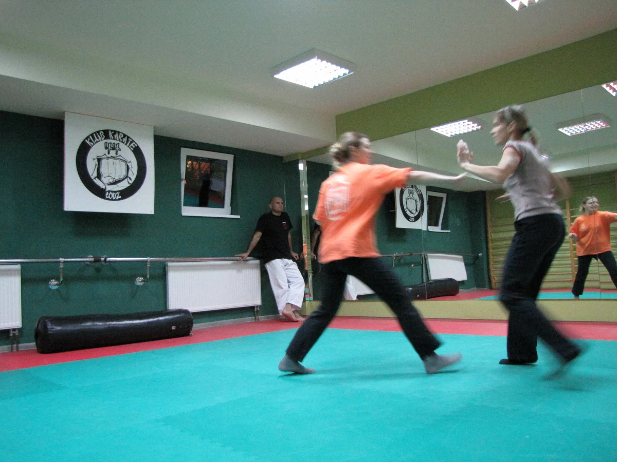 Szybko zapadający zmierzch i coraz częstsze oszczędności miast na oświetleniu powodują, że kobiety czują się mniej bezpiecznie, gdy wracają na przykład z pracy do domu po zmroku. Sposobem na to jest kurs samoobrony dla pań. Takie ćwiczenia organizuje między innymi jeden z klubów karate w Łodzi, który odwiedziła dziennikarka RMF FM Agnieszka Wyderka.