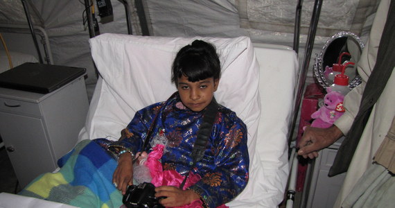 Zarka, 6-letnia afgańska dziewczynka raniona przez talibskich ekstremistów, przyleciała do Polski na specjalistyczną operację. Wcześniej dziecko było leczone w polskim szpitalu polowym w Ghazni.