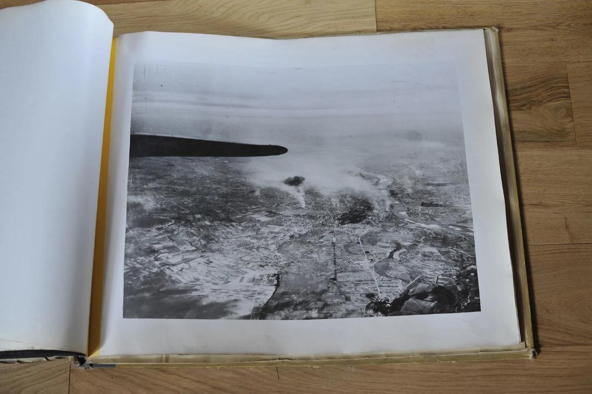 18 września 1944 - to data zrzutu amerykańskiego lotnictwa dla Powstania Warszawskiego. Była to jedyna taka akcja wykonana w ciągu dnia, jedyna w wykonaniu maszyn z USA. Dotarłem do albumu zawierającego oryginalne zdjęcia operacyjne, wykonane podczas tego historycznego wydarzenia.