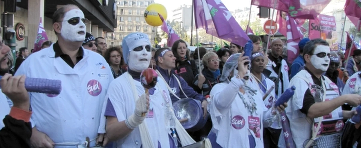 Bezterminowy strajk przeciwko cięciom budżetowym rozpoczęła część lekarzy-specjalistów i personelu szpitali publicznych oraz chirurdzy w ponad 700 klinikach prywatnych we Francji. W wielu miastach odbywają się dzisiaj demonstracje związkowców w białych fartuchach.