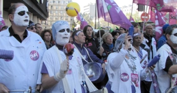 Bezterminowy strajk przeciwko cięciom budżetowym rozpoczęła część lekarzy-specjalistów i personelu szpitali publicznych oraz chirurdzy w ponad 700 klinikach prywatnych we Francji. W wielu miastach odbywają się dzisiaj demonstracje związkowców w białych fartuchach.