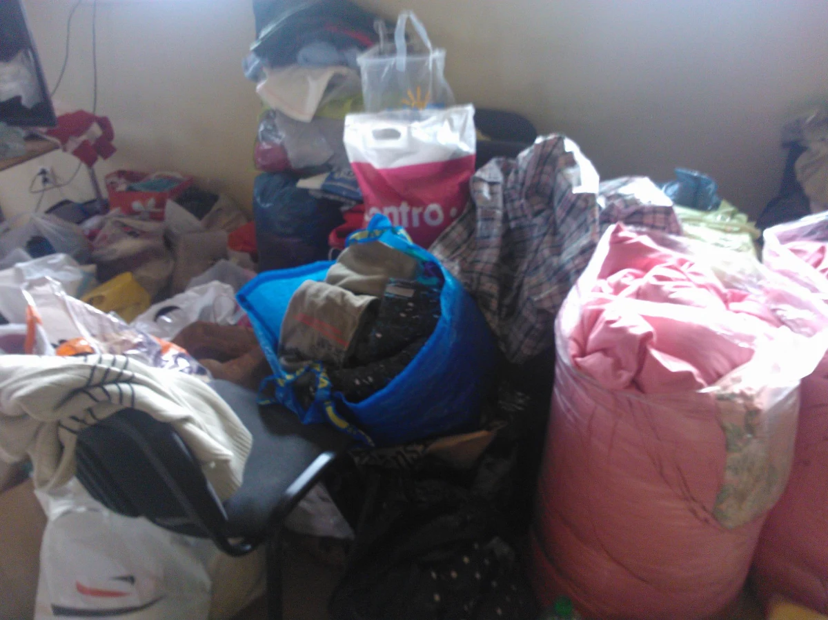 Tragiczny, piątkowy pożar zabrał im 8-miesięczną córeczkę i dach nad głową. Teraz licząca dwanaście osób rodzina ze Świdnicy na Dolnym Śląsku czeka na wsparcie. Od poniedziałku można wpłacać pieniądze na specjalne konto. Pogorzelców można też wesprzeć konkretnymi rzeczami.