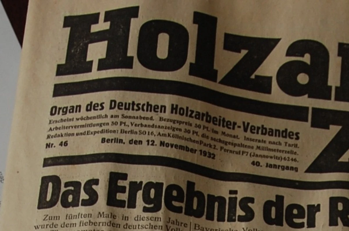 Niesamowite odkrycie, a zarazem zbieg okoliczności w Gdańsku. W trakcie wymiany okien w zabytkowym Dworze Artusa odkryto... list robotnika z 1932 roku i starą gazetę. To dowód na to, że historia zatoczyła bardzo równe koło. 