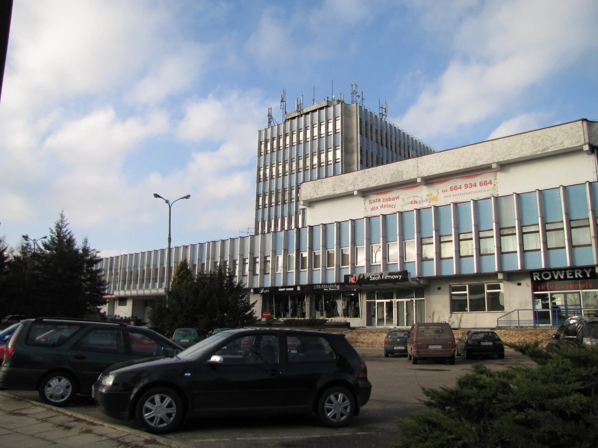 Ten sam właściciel, często ten sam adres. Reporterka RMF FM dotarła do siedziby firmy, która próbuje w kraju stworzyć sieć sklepów z dopalaczami. W ciągu kilku ostatnich tygodni w Polsce powstało kilkadziesiąt punktów z tymi niebezpiecznymi substancjami. Źródło sprzedawanych przez nie środków odurzających najprawdopodobniej znajduje się w woj. łódzkim.