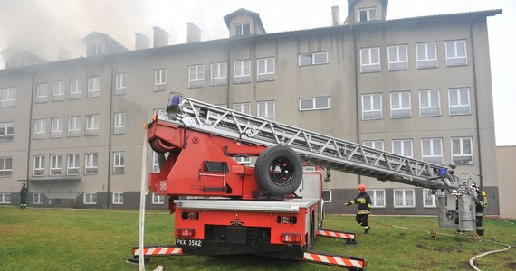 Uczniowie podstawówki i gimnazjum w Gorzkowicach, w którym we wtorek wybuchł pożar, nie mogą na razie wrócić do szkoły. Inspektorzy nadzoru budowlanego nie zgodzili się na użytkowanie budynku dopóki nie będzie nowego dachu.
