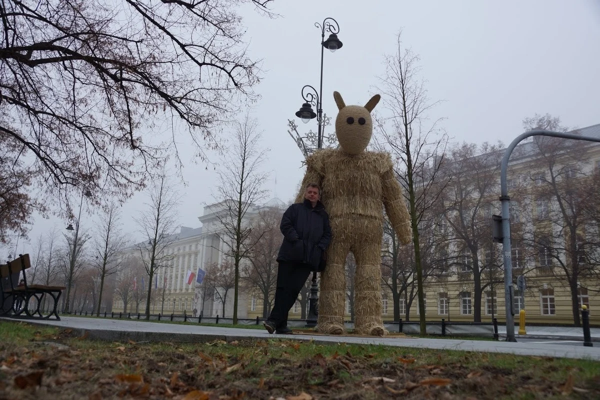 Dziś mija dokładnie 5 lat od zaprzysiężenia rządu Donalda Tuska. To okazja, by przyjrzeć się różnicy między tym co jest, a tym, co może jeszcze niektórzy pamiętają - miało być. Do Polski wrócił więc niezapomniany symbol snów o potędze naszego kraju, a jednocześnie uosobienie jego nonsensów - Miś. Pomóżcie mu pokazać, jak wygląda Polska i wszystkie jej współczesne absurdy.